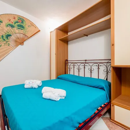 House 8 Beds Overlooking A Pine Forest At Just 600 Mt From The Sea شقة