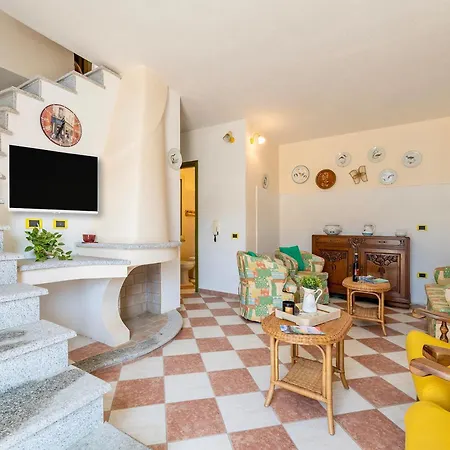 House 8 Beds Overlooking A Pine Forest At Just 600 Mt From The Sea شقة